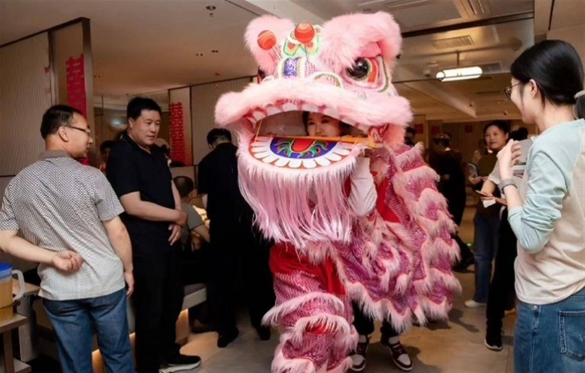 山西太原两新人与140名亲友在海底捞办婚礼，新娘：账单打了两米长