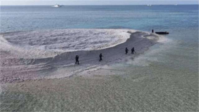 南海对峙！6名菲律宾人强行登岛，中国海警强势进场，插国旗警告