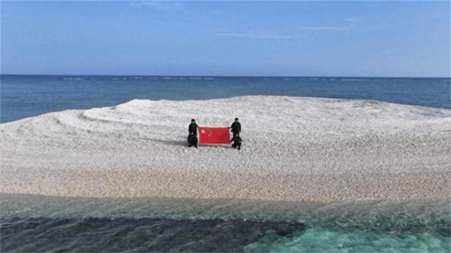 南海对峙！6名菲律宾人强行登岛，中国海警强势进场，插国旗警告