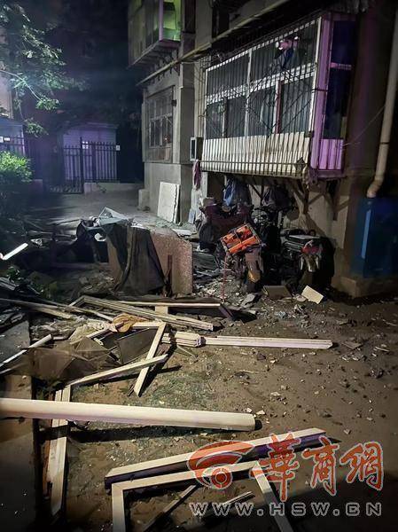 大风中西安一40年老楼两户阳台坠落，居民担心危房盼安全鉴定