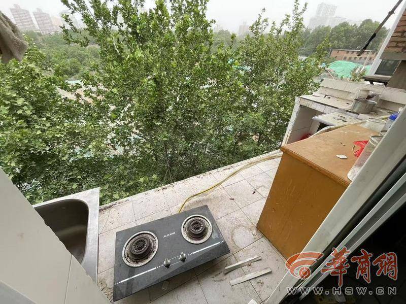 大风中西安一40年老楼两户阳台坠落，居民担心危房盼安全鉴定