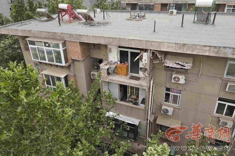 大风中西安一40年老楼两户阳台坠落，居民担心危房盼安全鉴定