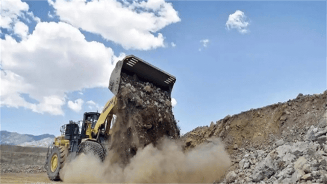 央视大方展示！在6艘船簇拥下，福建舰开足马力直奔东海