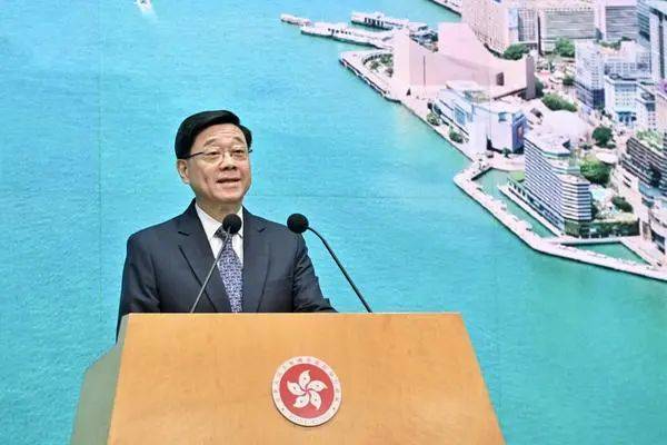 “旅客不住酒店，到快餐店过夜”，李家超回应