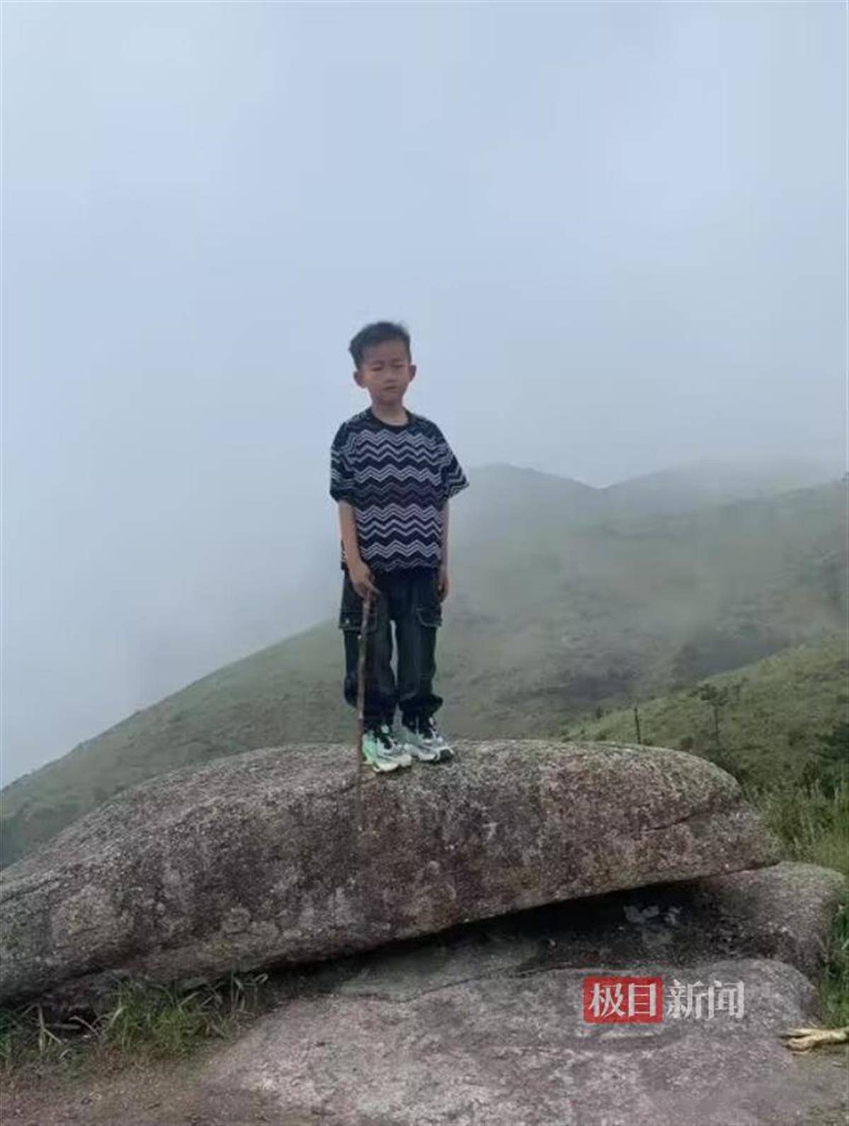 福建8岁男童爬山失踪两天，游客意外拍下他在山顶的影像，家长讲述细节