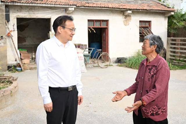调研中，省委书记临时停车，走进农户家中