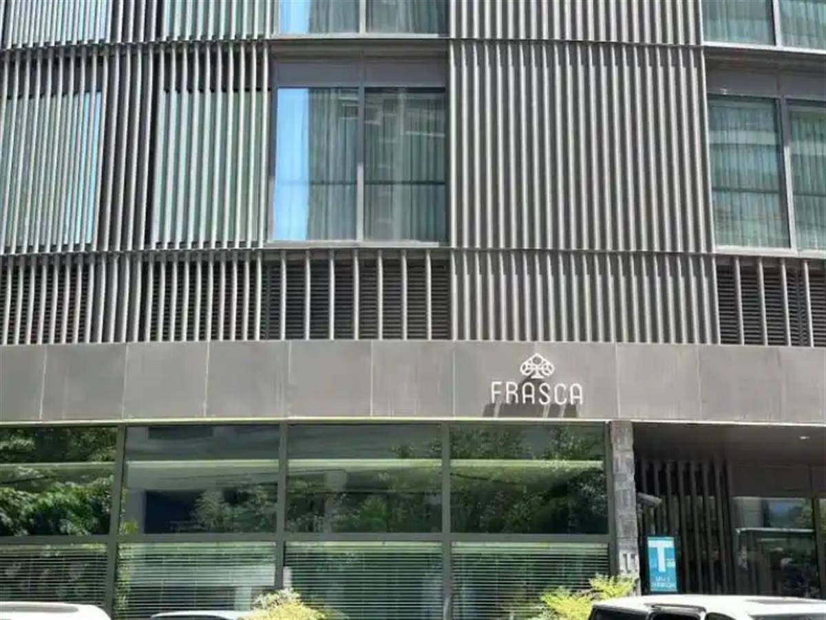 情侣吃饭两瓶矿泉水被收176元，别指责消费者“不问价”