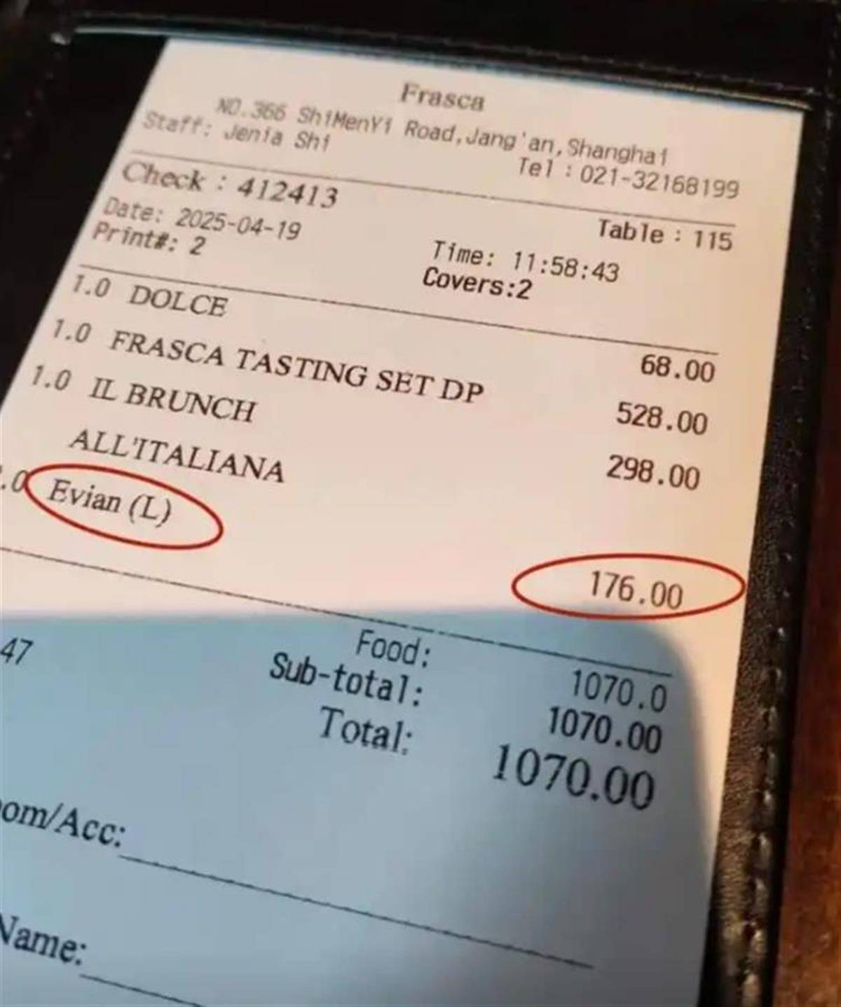 情侣吃饭两瓶矿泉水被收176元，别指责消费者“不问价”