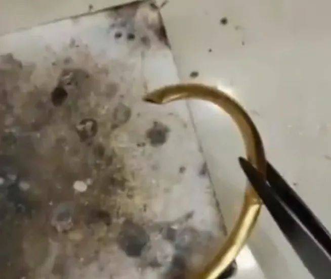 金手镯剪开流出液体，女子疑遇“注水黄金”