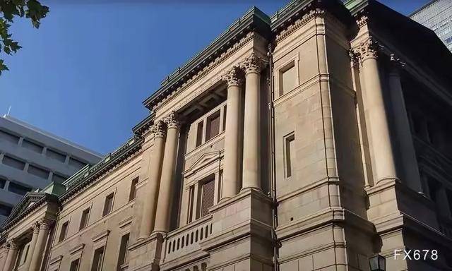 李嘉诚现身五月天演唱会，被问长和港口交易未回应！基金会董事: 不要问这些，他已经退休了，难得第一次出来