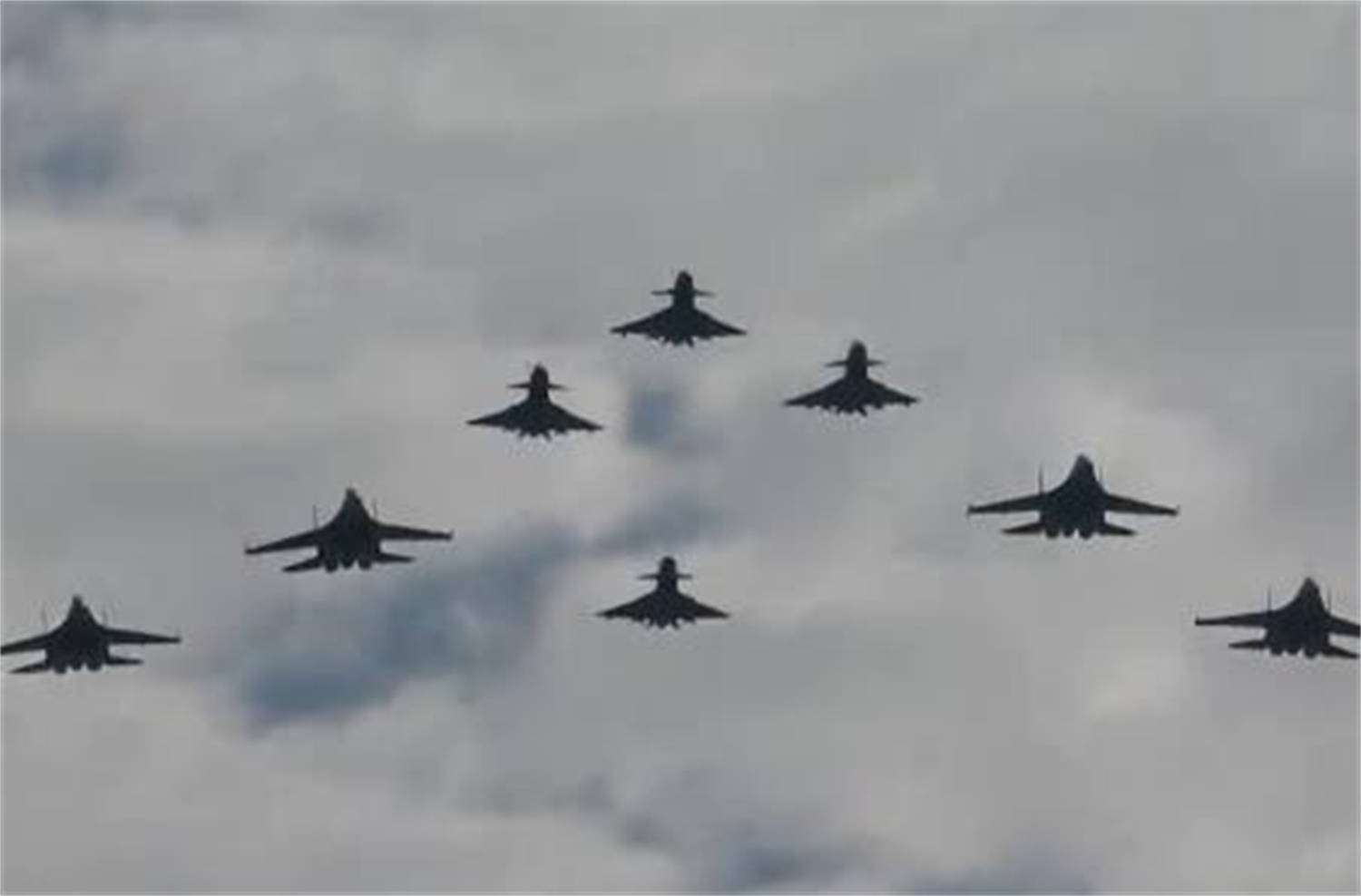 印被中式武器打服，解放军发布歼10C大片，绿媒点赞，民进党沉默