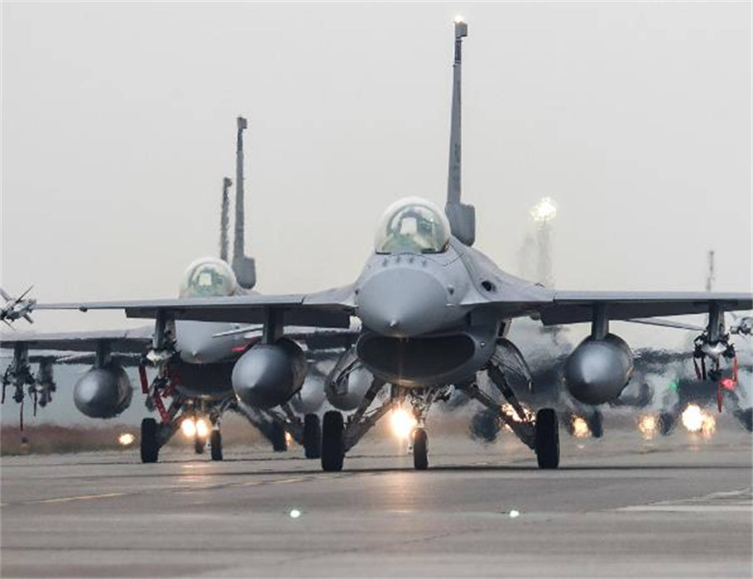 印被中式武器打服，解放军发布歼10C大片，绿媒点赞，民进党沉默