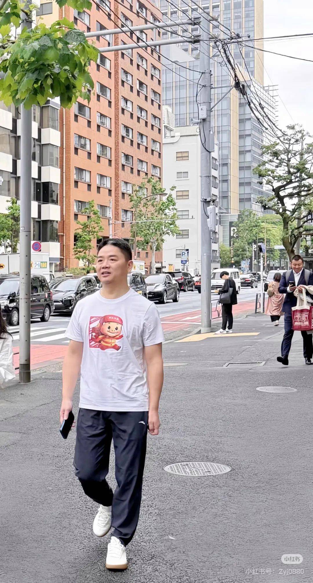 刘强东现身日本街头：穿猪猪侠T恤，背后还有京东外卖的二维码