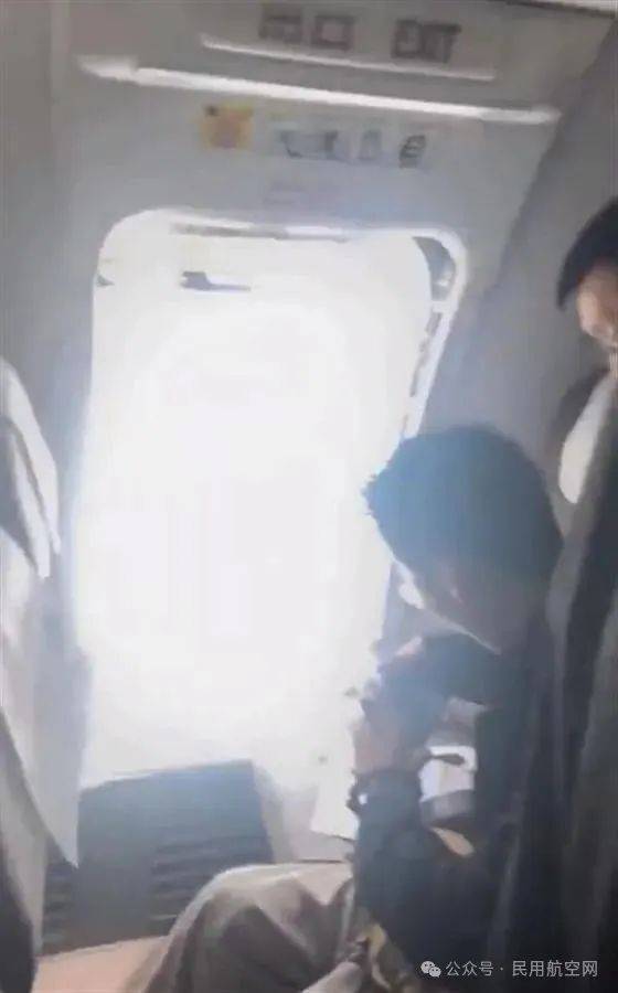 东航突发！飞机安全出口被男乘客打开，知情人士：事发落地后，已被警方带走