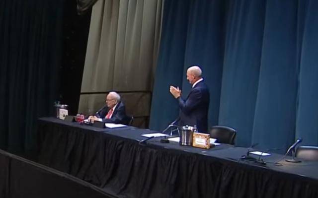 巴菲特自曝偶尔“身体不稳、看不清字” 终于决定放手伯克希尔