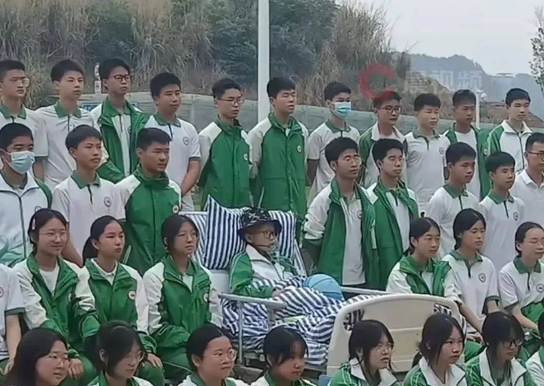 痛心！他走了，年仅15岁，刚刚拍完毕业照