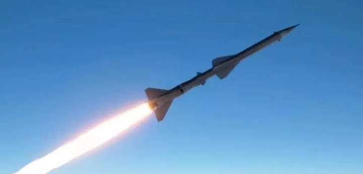 打中了！和美国停火了，以色列却没跑掉，胡塞导弹精准击中以机场