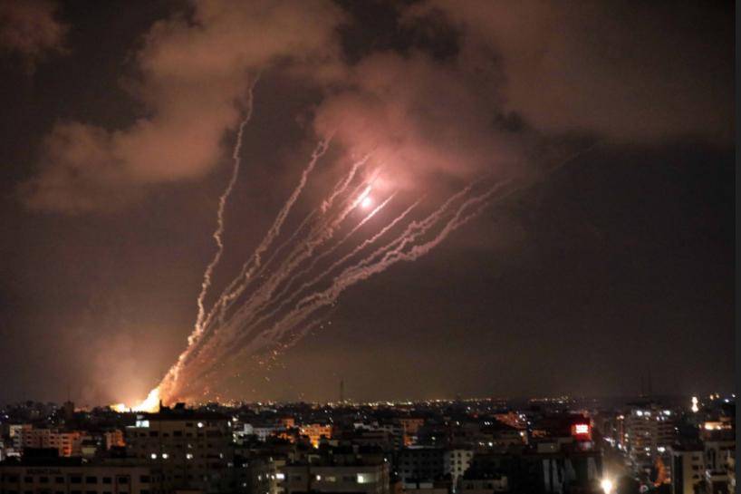 打中了！和美国停火了，以色列却没跑掉，胡塞导弹精准击中以机场