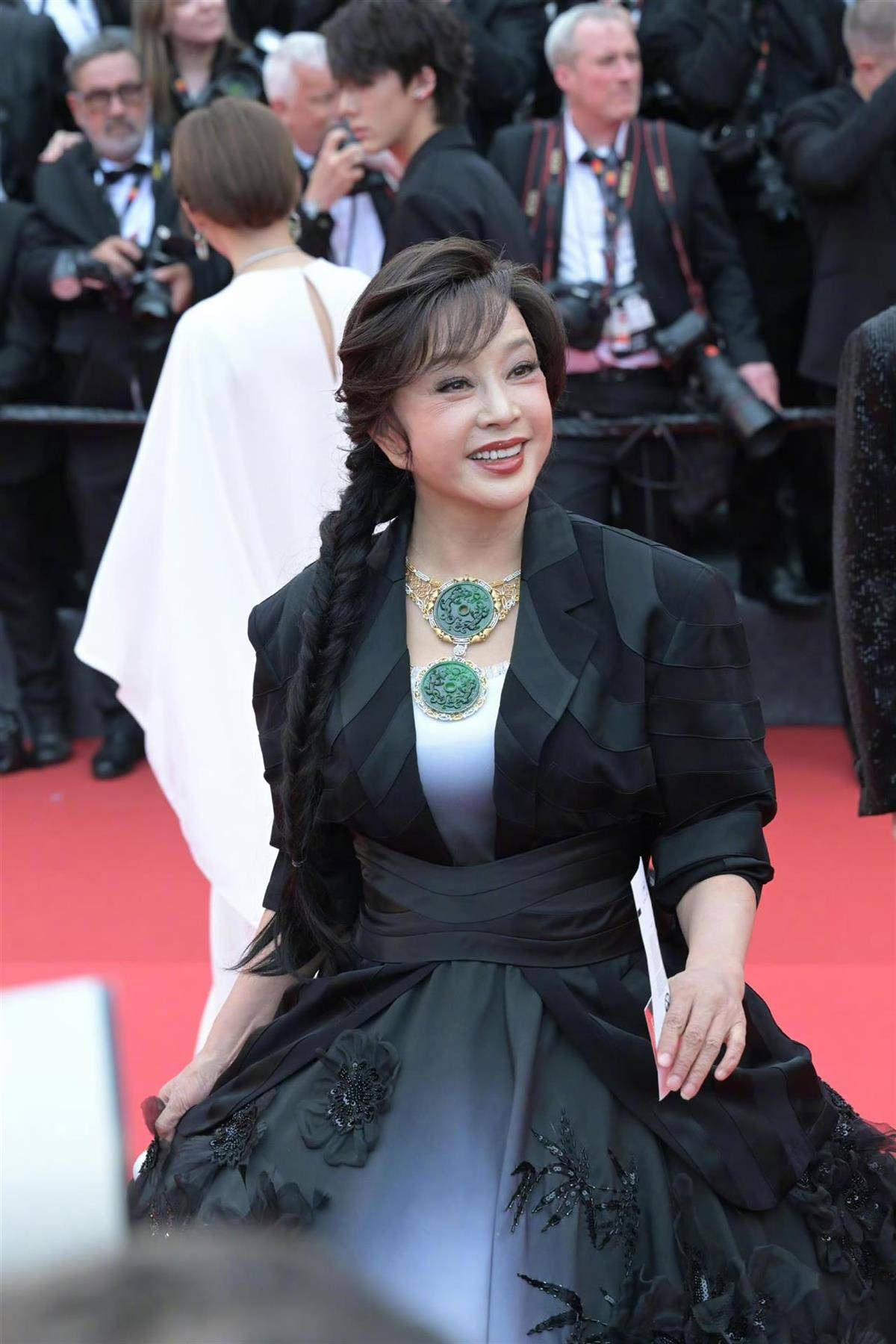 刘晓庆回应“现金和珠宝被偷”：可能别人比我更需要它们，那就拿去吧