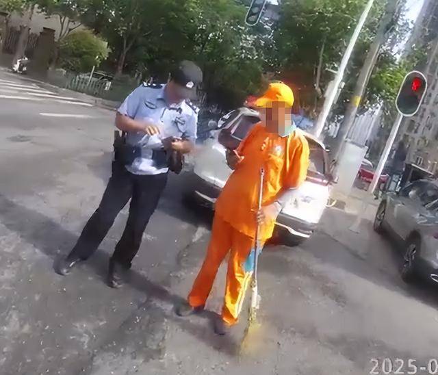 一只大肥羊从烧烤店“逃出生天”后，在汉口闹市逛街，被多名群众报警捉回