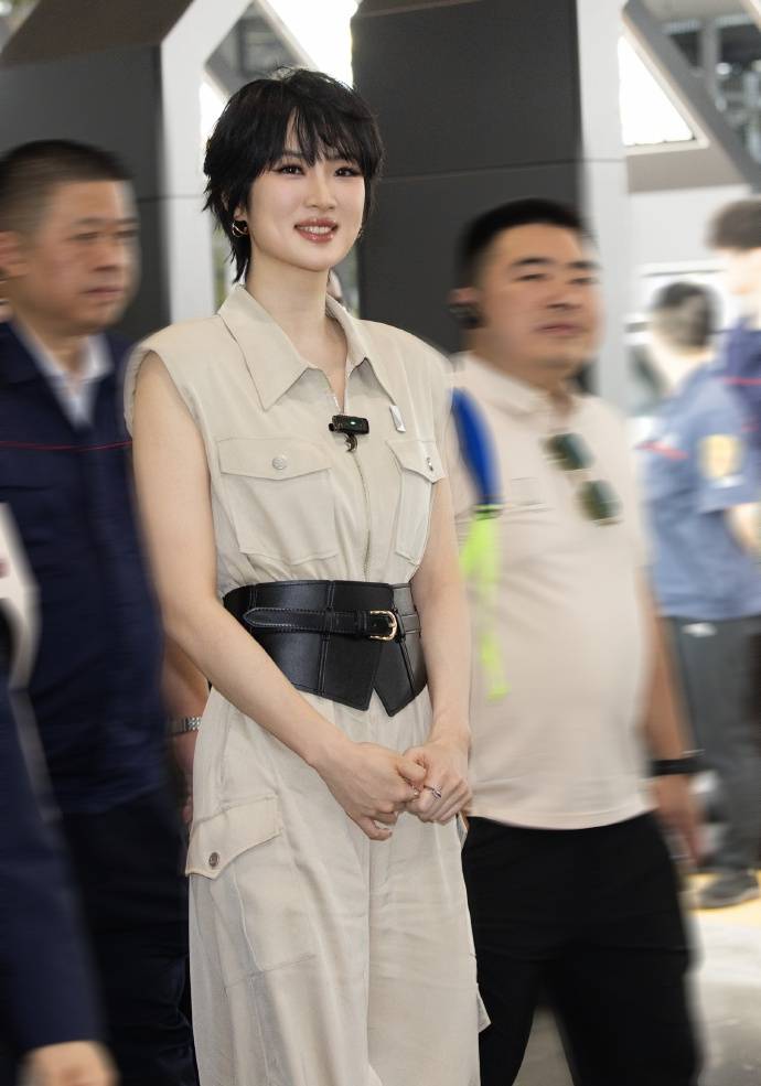 姚安娜“520”戴工牌到车间工厂打工，变身“质检员”