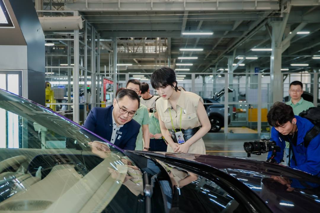 姚安娜“520”戴工牌到车间工厂打工，变身“质检员”