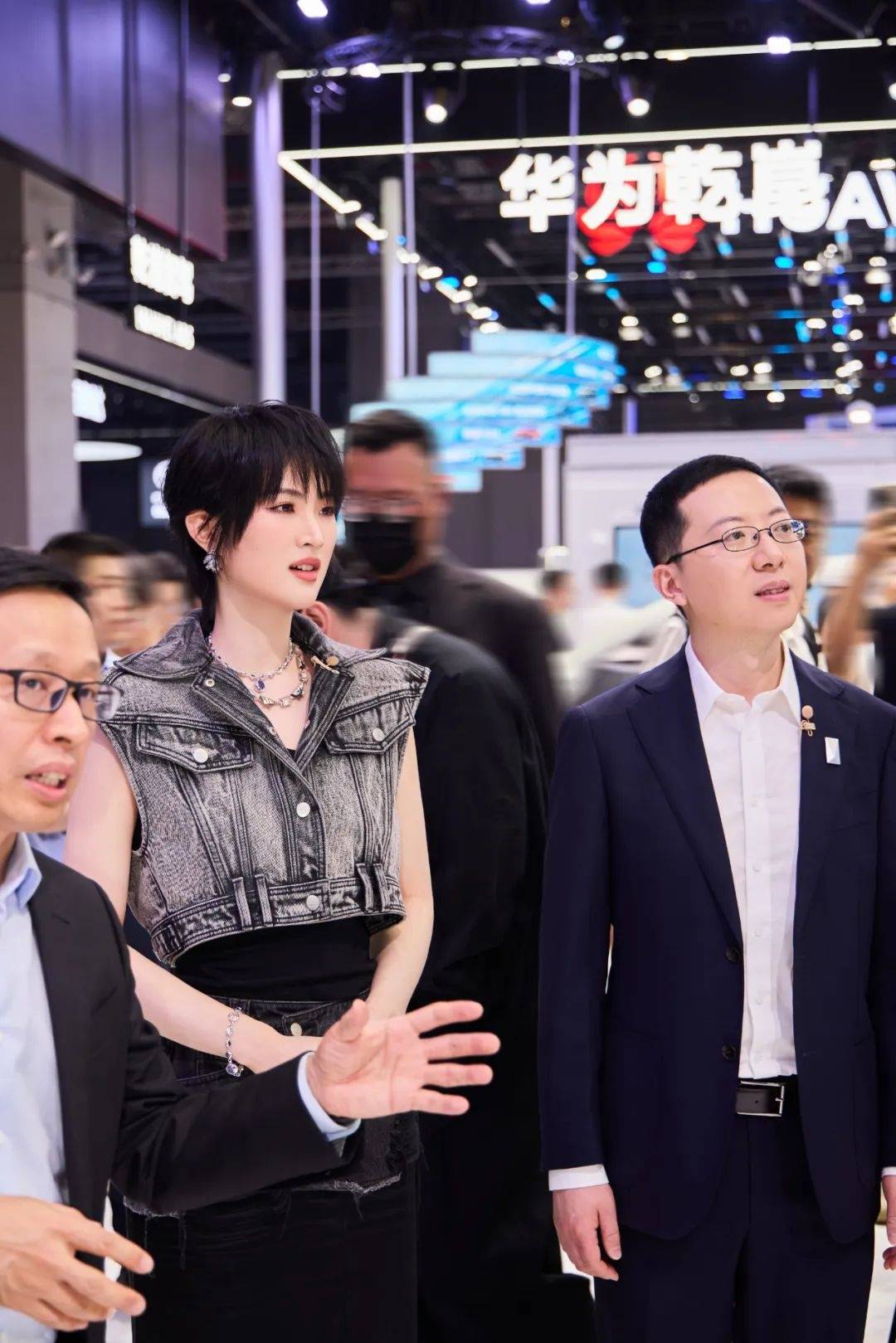 姚安娜“520”戴工牌到车间工厂打工，变身“质检员”