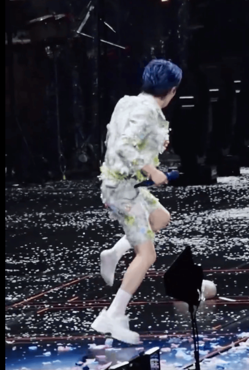 周深演唱会舞台上奔跑把鞋子跑飞，内增高鞋垫也甩出来了！网友：“打败周深的不是天真是无鞋”