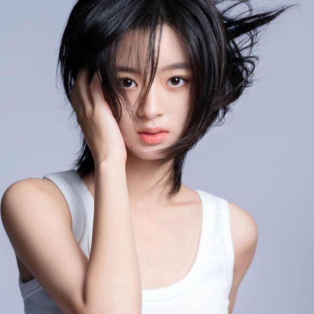 四川慈善总会回应黄杨钿甜“天价耳环”事件：办公室主任和其父不是同一人，系同名同姓