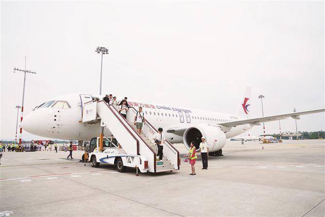 国产大飞机C919首航厦门