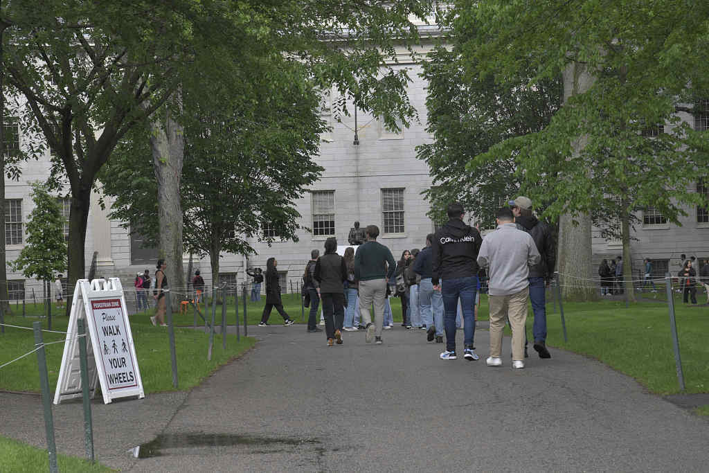 多方表达强烈不满，海外学生“去留两难”，美政府再施压哈佛交国际生资料