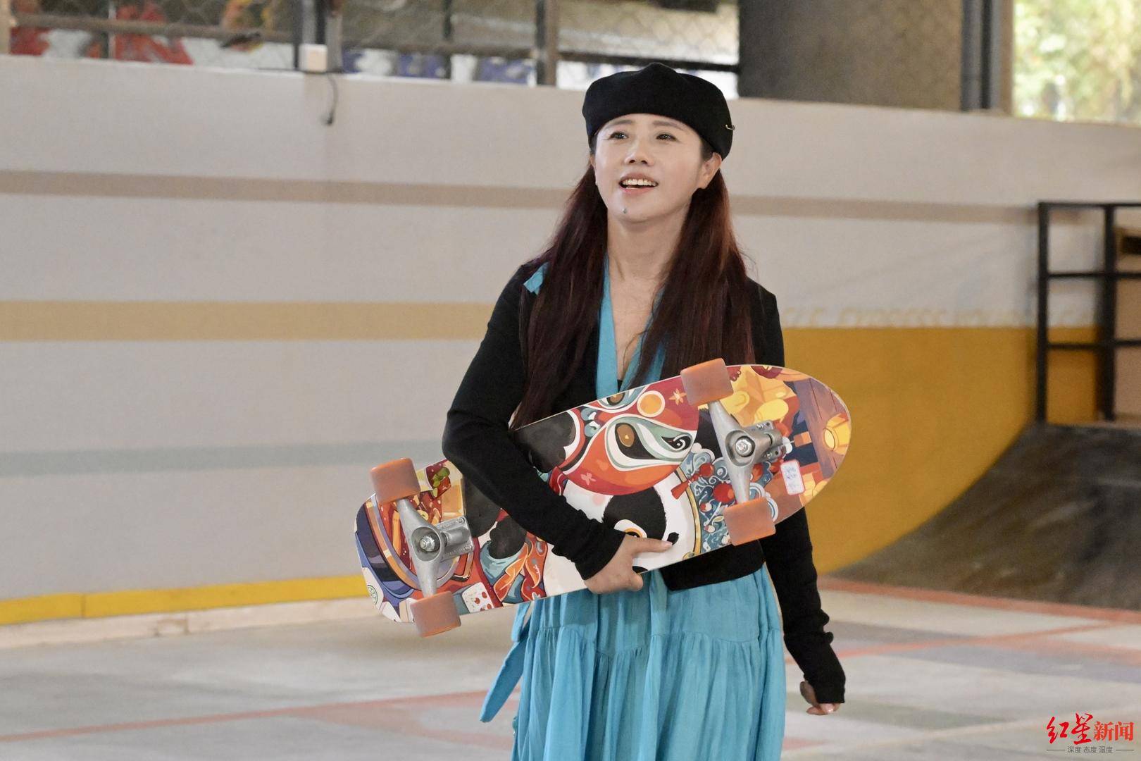 50岁刘阿姨在成都逆风翻盘：从多次病危，到滑板“少女”