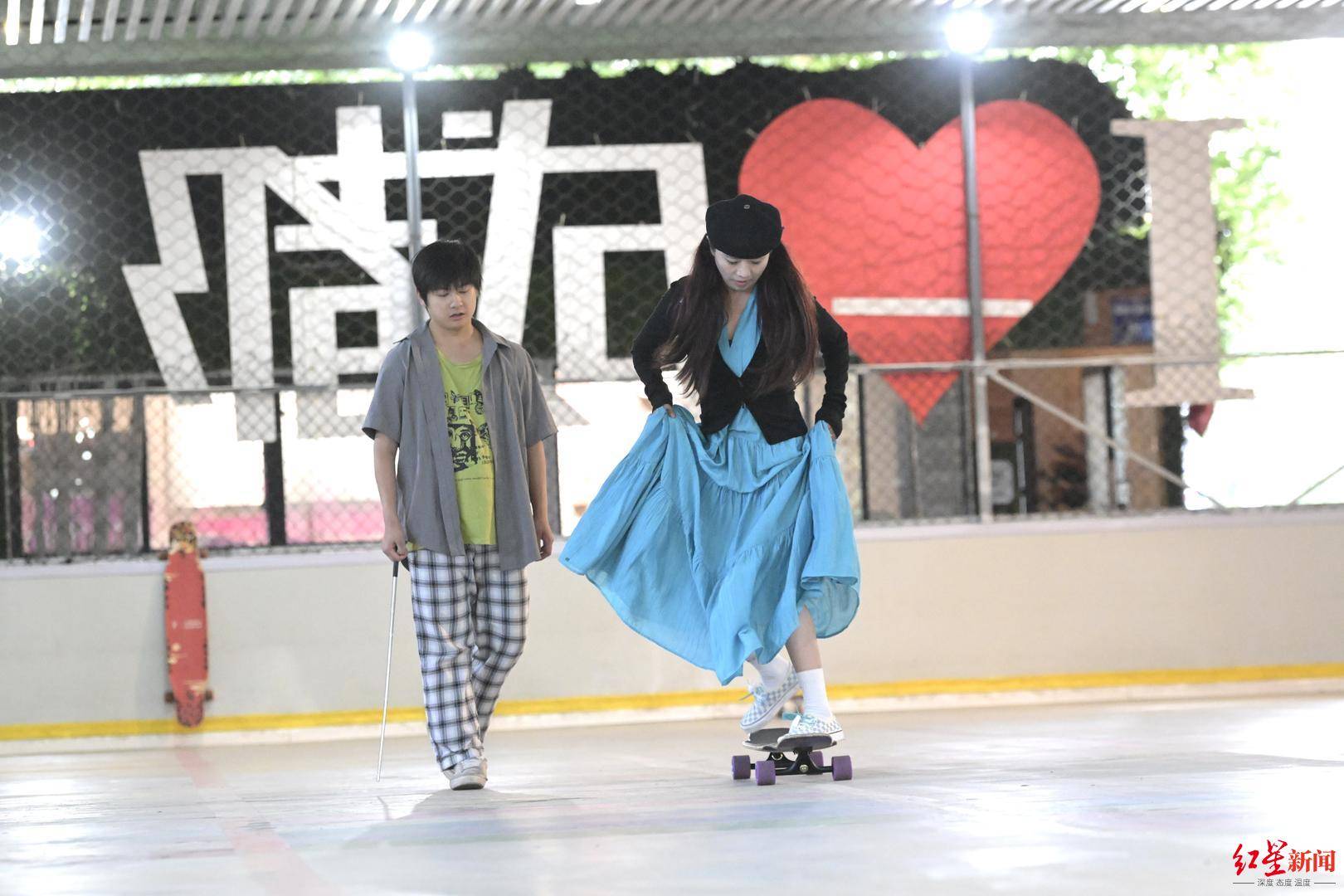 50岁刘阿姨在成都逆风翻盘：从多次病危，到滑板“少女”