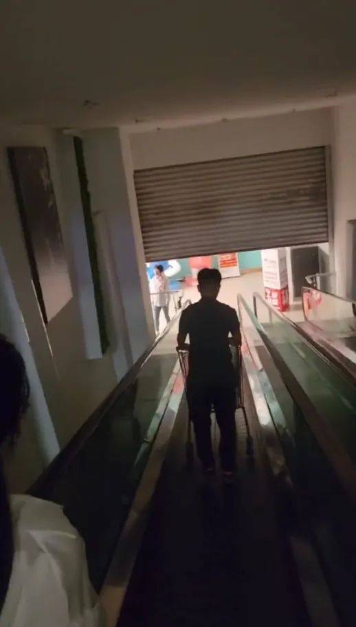 江苏苏州一大润发店员着急下班，强制关闭载客中电梯！经理致歉：已警告处罚