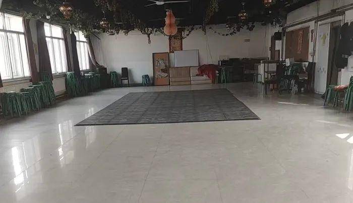 客人酒后闹事打砸，店主护妻反击被判入狱一年多，法院重审判决无罪