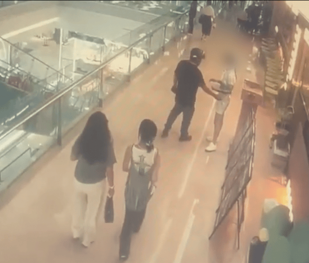 襄阳女店员迎客时疑被路过男子伸手性骚扰，店长冲出第一时间制服，当地：男子已被行拘