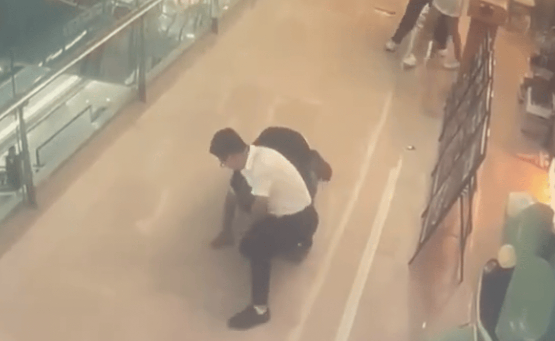 襄阳女店员迎客时疑被路过男子伸手性骚扰，店长冲出第一时间制服，当地：男子已被行拘