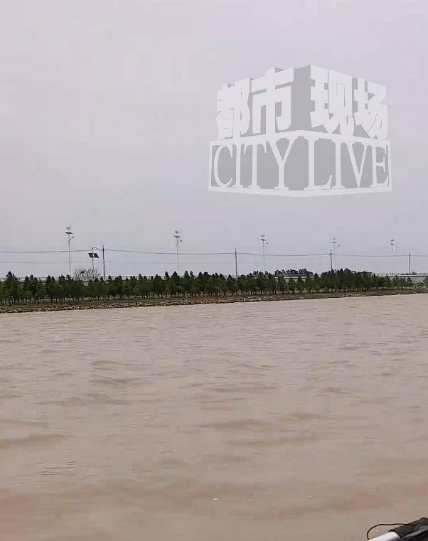 江苏南通一女子跳江轻生获救，22岁男友却不幸溺亡！