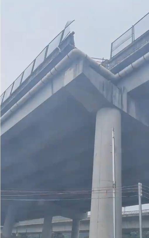 广东东莞高架4车道变3车道车祸致5死 官方通报