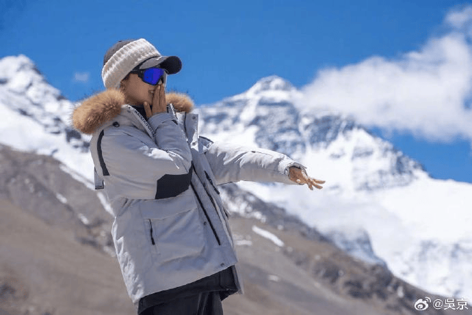 吴京晒妻子谢楠登珠峰的照片，网友：圆满了珠峰求婚的梦