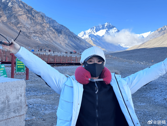 吴京晒妻子谢楠登珠峰的照片，网友：圆满了珠峰求婚的梦
