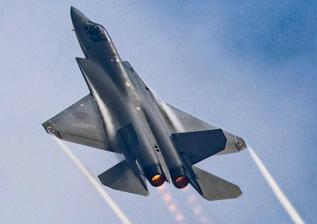 福建舰进度拉满！歼35弹射呼啸升空，岛内的气氛，一下就变了