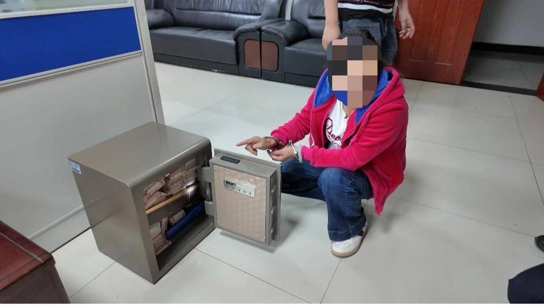 贵州一女子和男友吵架后，竟偷走装94万元现金的保险柜，还让亲戚藏玉米地