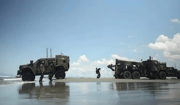 中美航母2V2，高强度对峙7天，华盛顿号率先开溜，匆匆返回母港