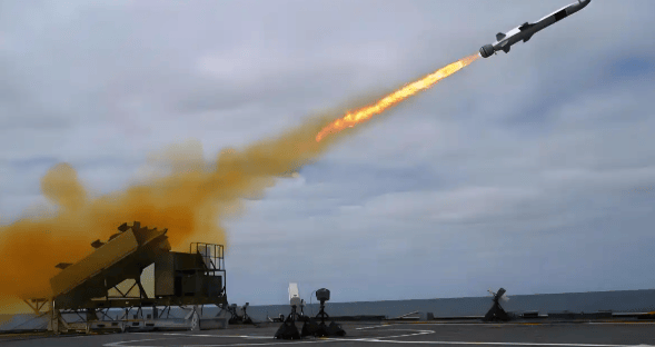 中美航母2V2，高强度对峙7天，华盛顿号率先开溜，匆匆返回母港