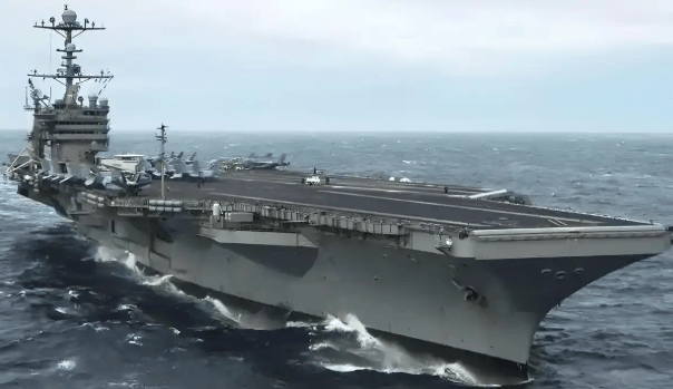 中美航母2V2，高强度对峙7天，华盛顿号率先开溜，匆匆返回母港