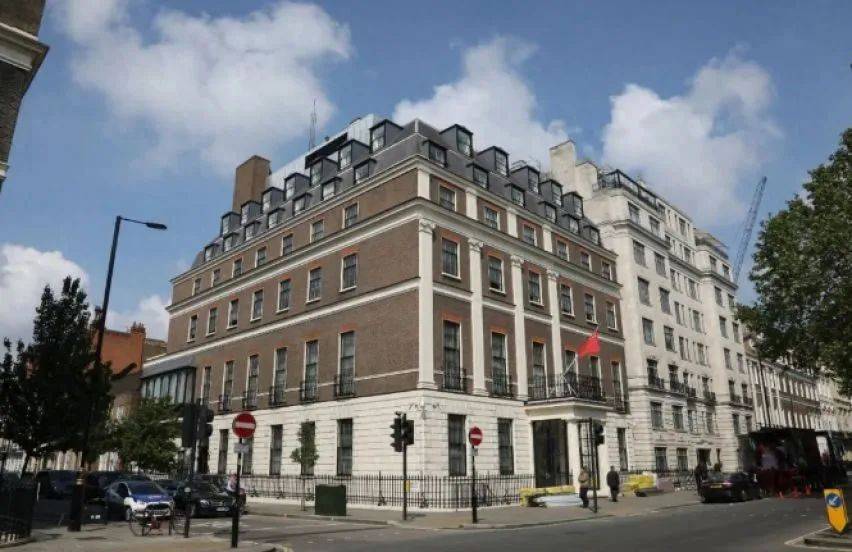 全票通过！不许中国建新使馆，中美刚谈完，特朗普逼英国对华出手