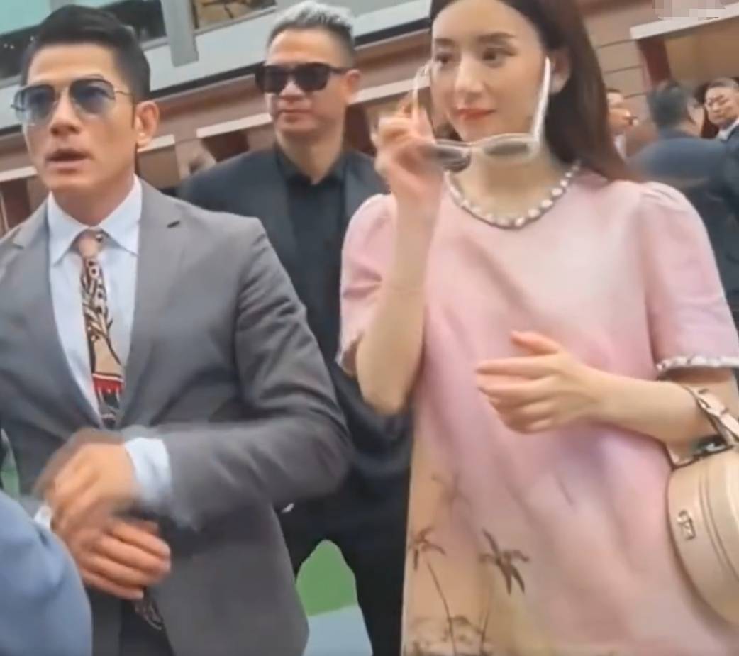 郭富城携妻子现身马场看比赛 方媛宽松穿搭引三胎传闻