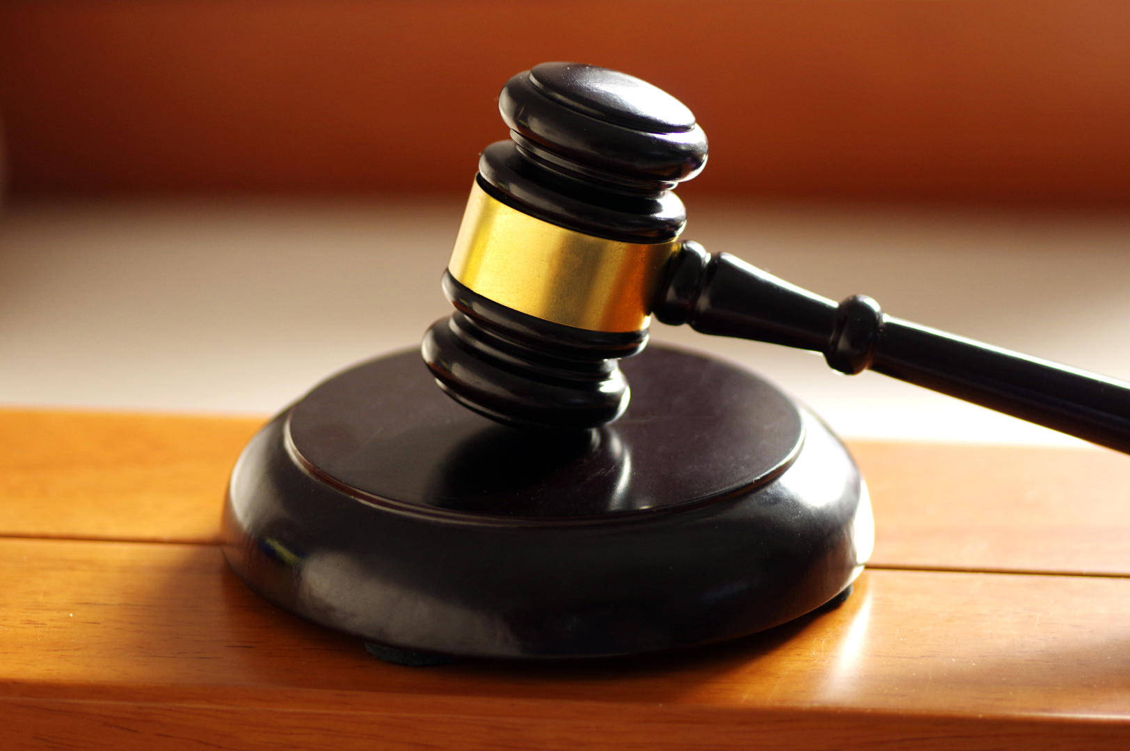 女子精神疾病发作持刀划伤丈夫被反杀 一审判决男子无期徒刑：非防卫行为，杀人故意坚决