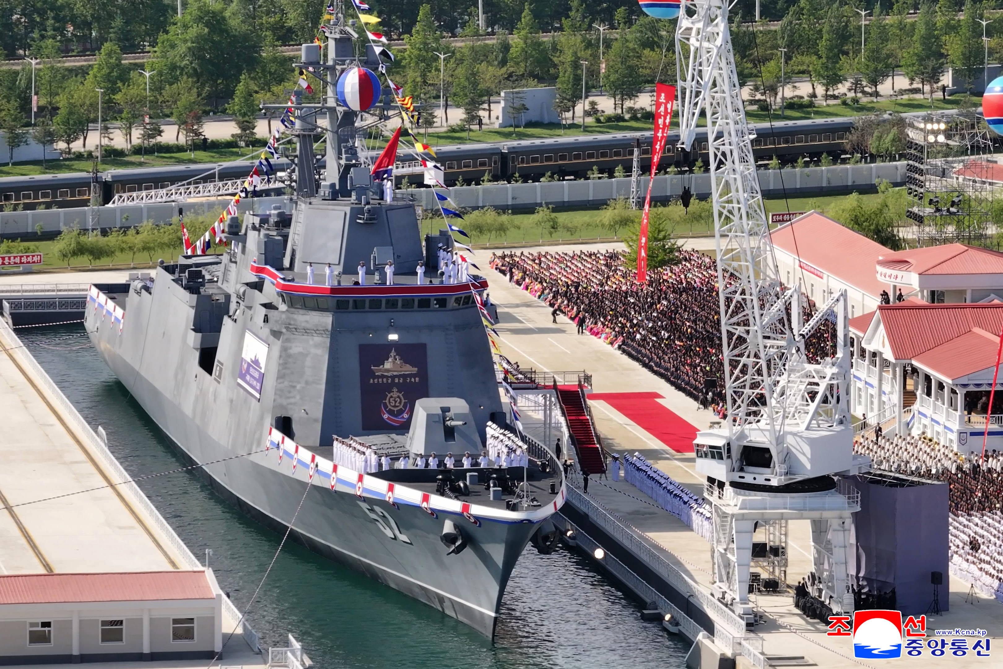 朝鲜事故军舰修复后重新下水